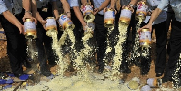 Des employes dversent de la poudre de lait pour bbs contamine. Le lait trop fort en aluminium connatra-t-il le mme sort ?