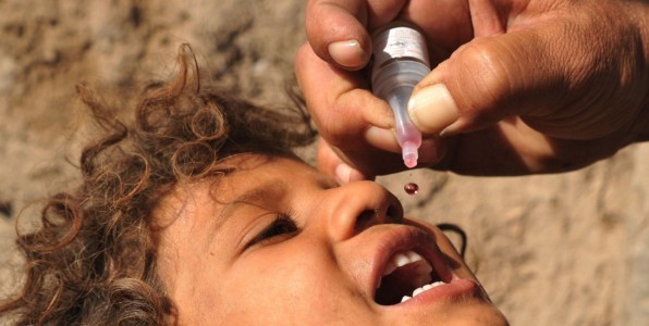 Au Moyen-Orient, le vaccin consiste  avaler deux gouttes du virus attnu de la polio 