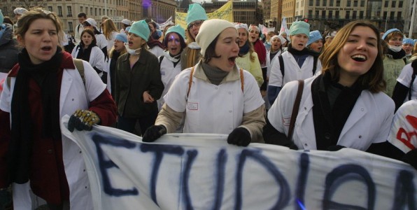 Aprs les sages femmes, c'est au tour des tudiants infirmiers de descendre dans les rues