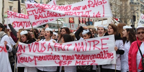 Des tudiantes sages-femmes manifestent pour un meilleur futur. Crdit photo : Politis