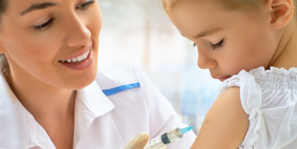 Une petite fille se fait vacciner. 