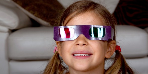 Une petite fille portant des lunettes 3D