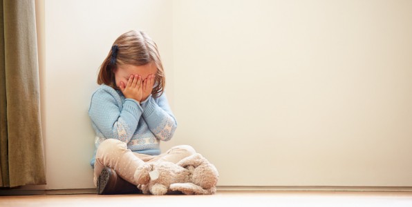 Une petite fille en train de pleurer.